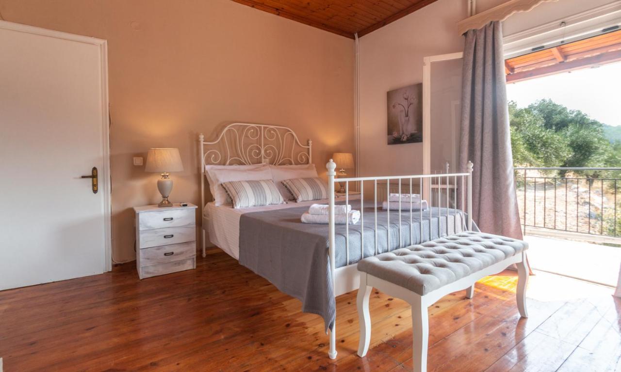 Ilia'S Holiday Home Peritheia Esterno foto